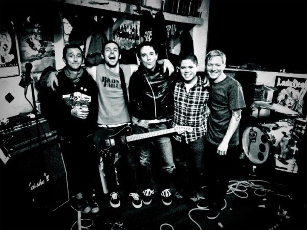 Neuzugang bei Flix Records: FAR FROM FINISHED releasen  - Let's Be Frank -  am 08.03.2013 