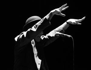 TOM WAITS - ERSTES KONZERT SEIT 2008 IM RAHMEN DES "BRIDGE SCHOOL BENEFIT" FESTIVALS