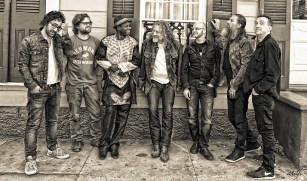 Robert Plant: EPK gibt Einblicke zum neuen Album “lullaby and... The Ceaseless Roar”