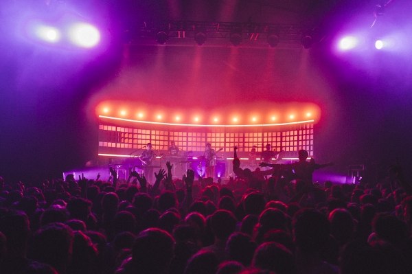 Von Wegen Lisbeth announce their album "Live in der Columbiahalle" for May