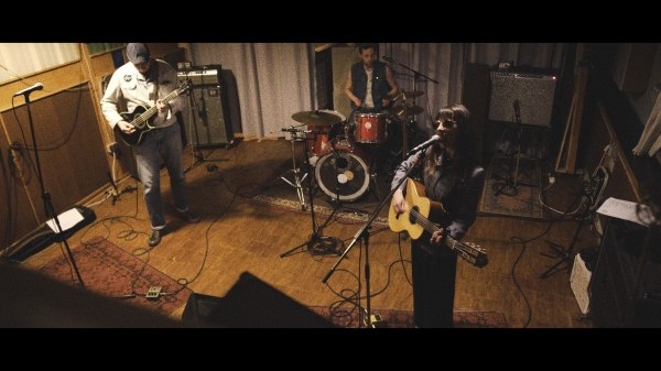 VIDEO-PREMIERE: Acht Eimer Hühnerherzen - Quittenbrause (Live bei Smail Shock im Studio B)