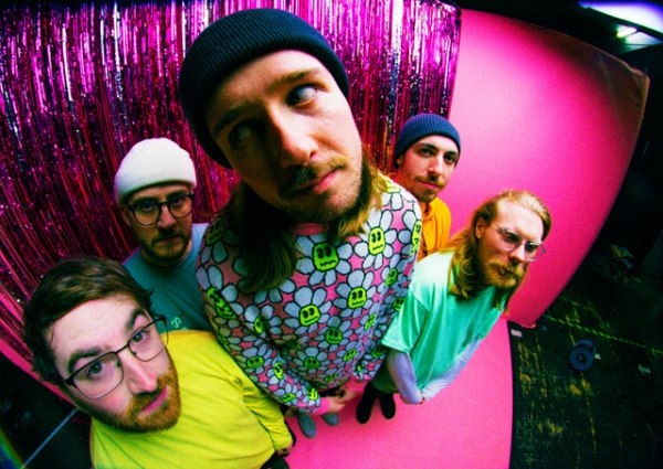 Out Of Love - präsentieren neuen Track + Video -Dog Daze- / Zweite EP "Funny Feeling"