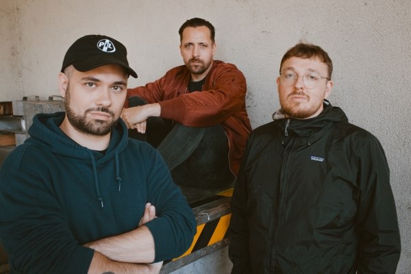 Die Antilopen Gang announces the "Antilopen Geldwäsche Sampler 1"