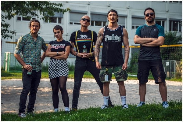 LOS FASTIDIOS wünschen FROHE WEIHNACHTEN und es gibt neue Tourdaten!