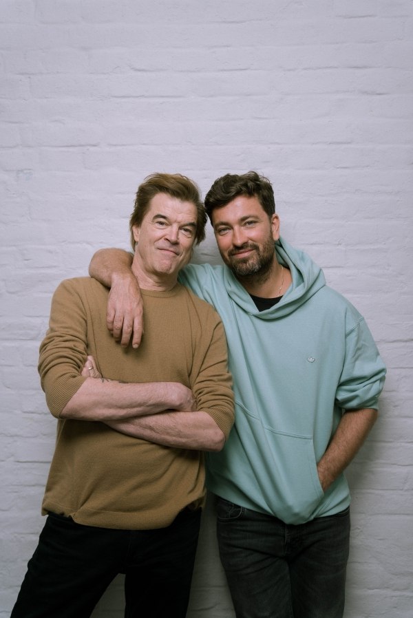 SCHEISS WESSIS vs SCHEISS OSSIS - the new music videos by Die Toten Hosen & Marteria