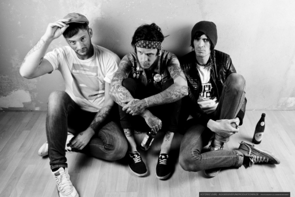 KOTZREIZ  - PUNK BLEIBT PUNK -  AB SOFORT ÜBERALL ERHÄLTLICH!