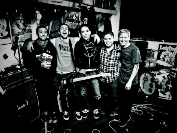 Neuzugang bei Flix Records: FAR FROM FINISHED releasen  - Let's Be Frank -  am 08.03.2013 