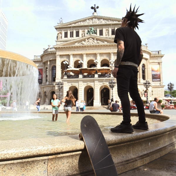 Scheisse Minnelli - Neues Video "Love It Or Leave It"